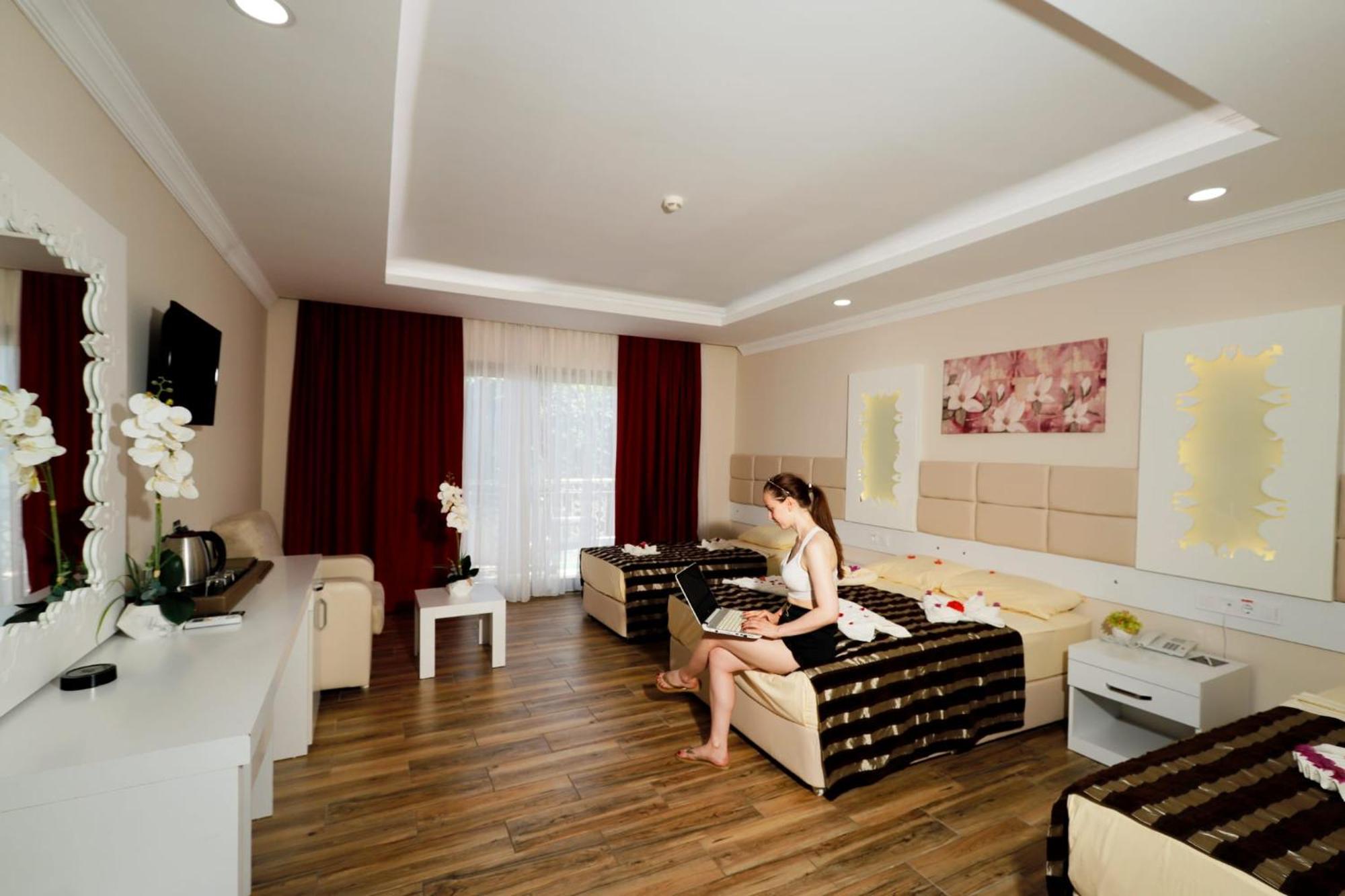 אנטליה Miramor Hotel & Spa מראה חיצוני תמונה A room at the hotel