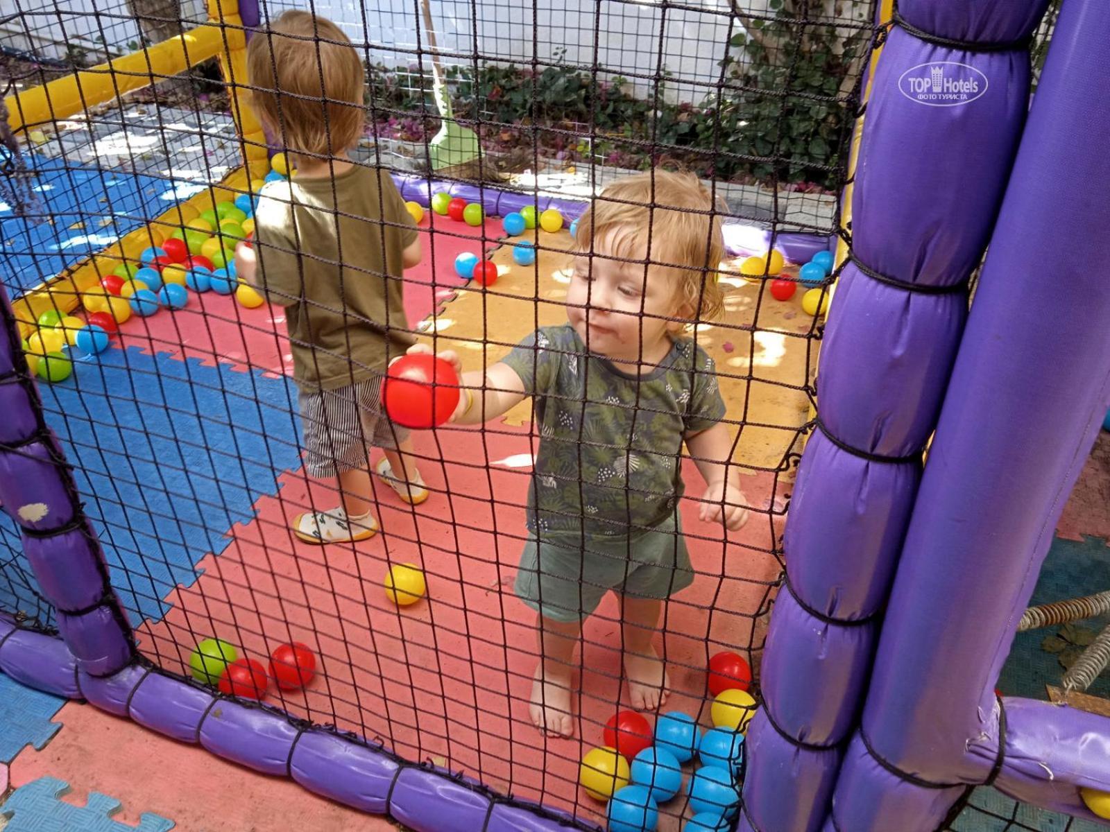 אנטליה Miramor Hotel & Spa מראה חיצוני תמונה Toddlers playing in a ball pit