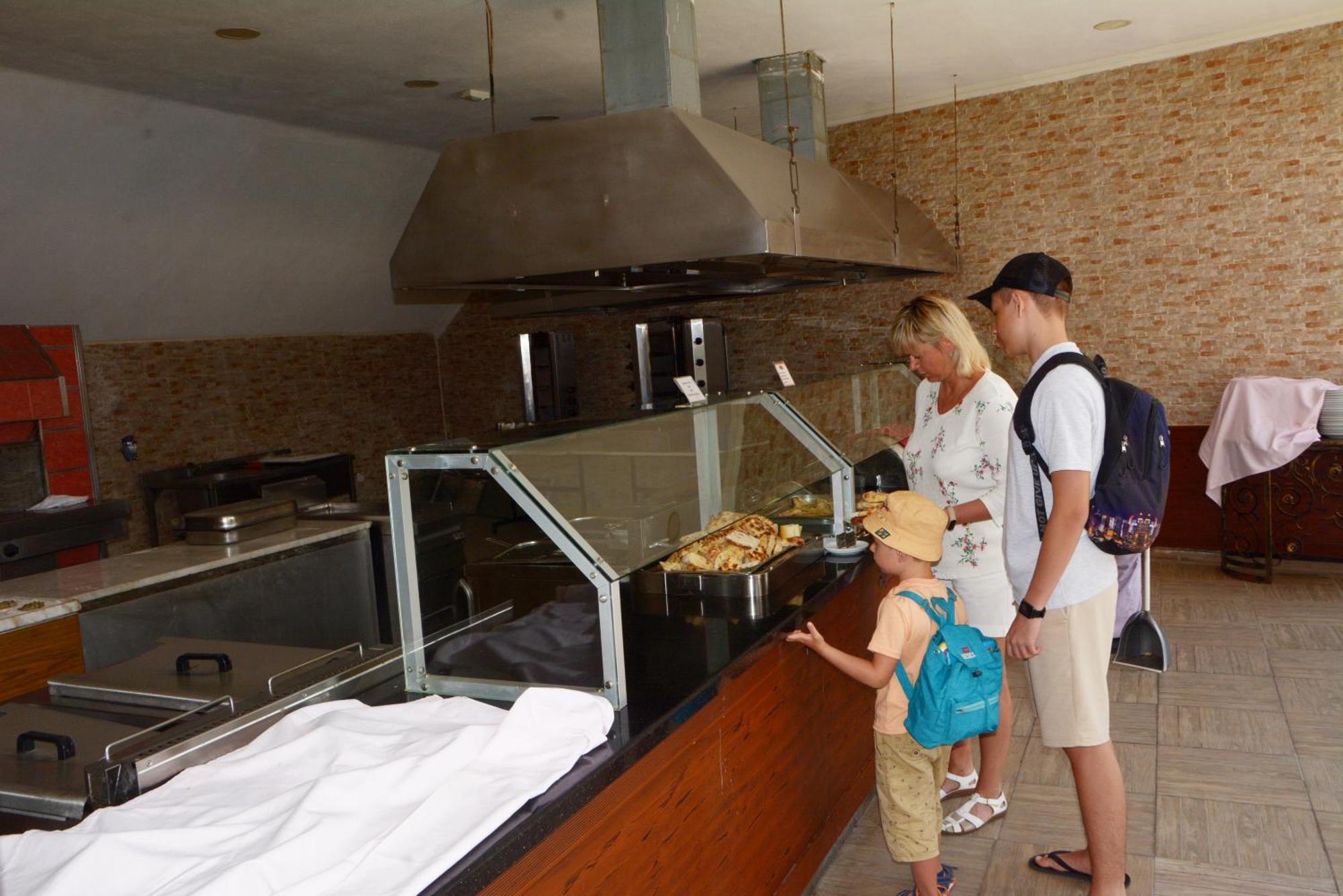 אנטליה Miramor Hotel & Spa מראה חיצוני תמונה A family at a buffet