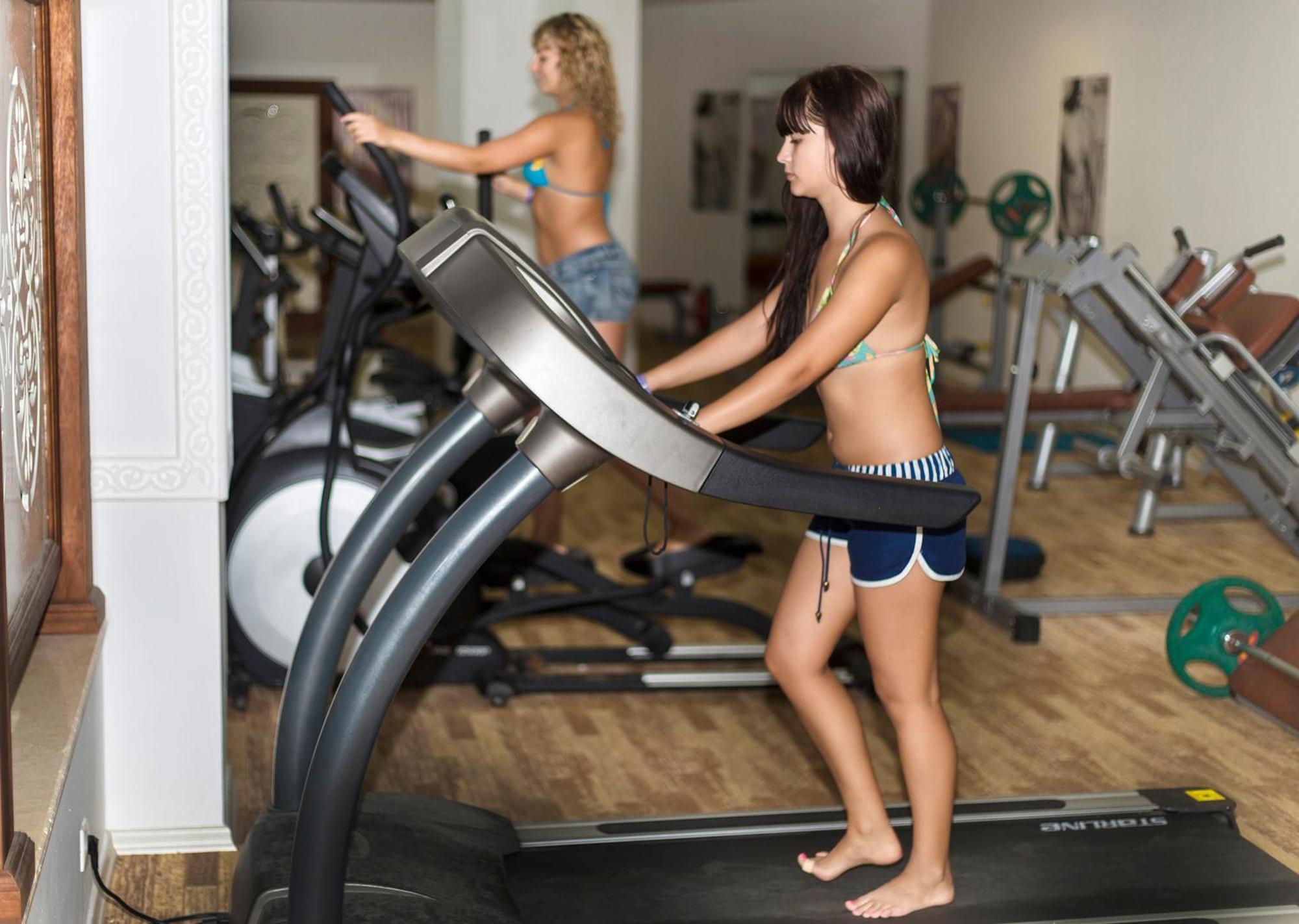 אנטליה Miramor Hotel & Spa מראה חיצוני תמונה A treadmill in use