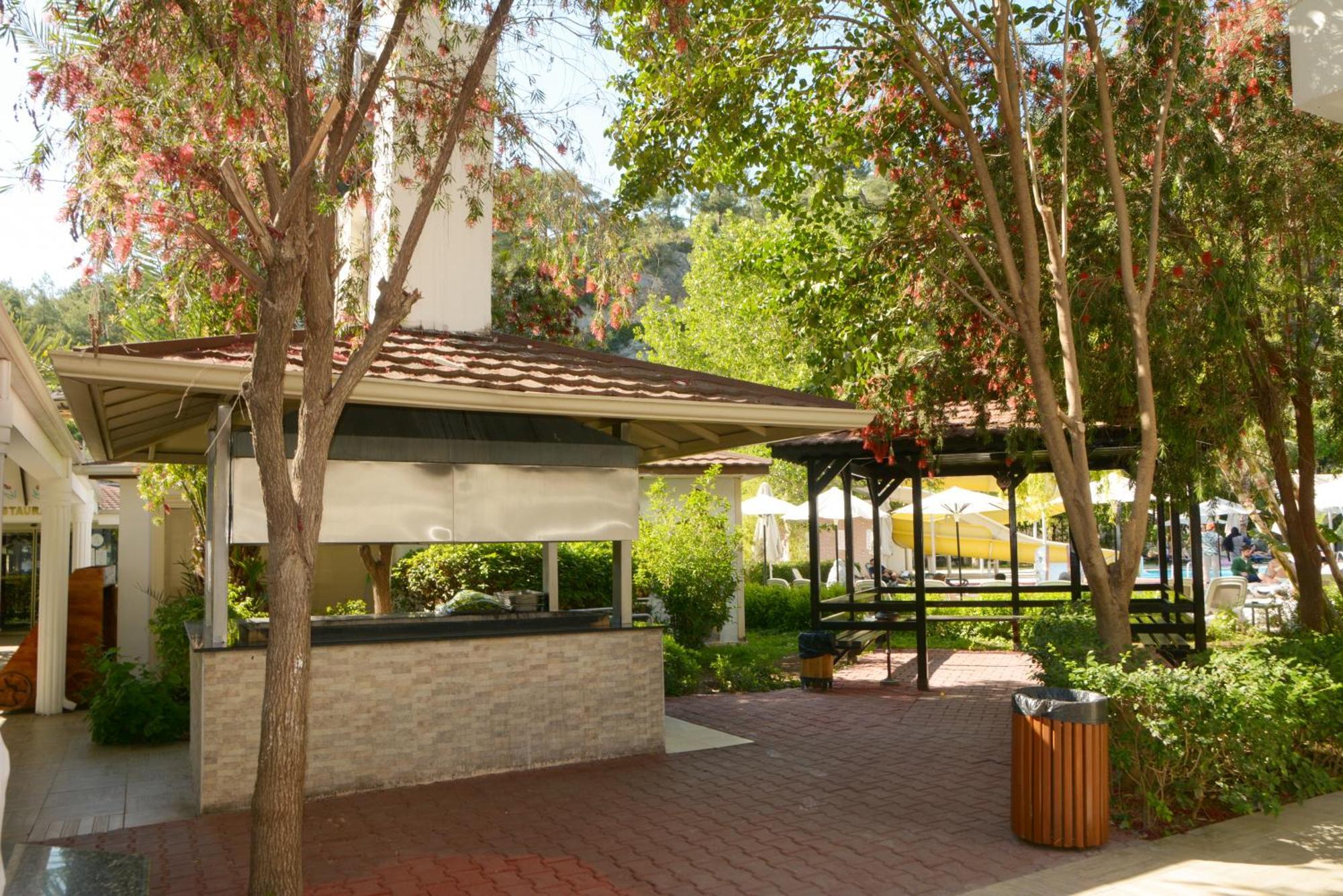 אנטליה Miramor Hotel & Spa מראה חיצוני תמונה The outdoor patio at the Beverly Hills Hotel