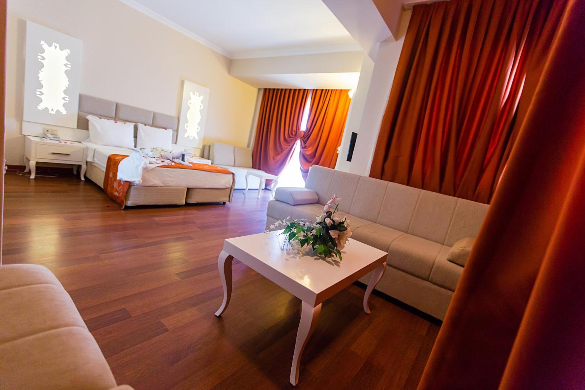 אנטליה Miramor Hotel & Spa מראה חיצוני תמונה A suite at the hotel